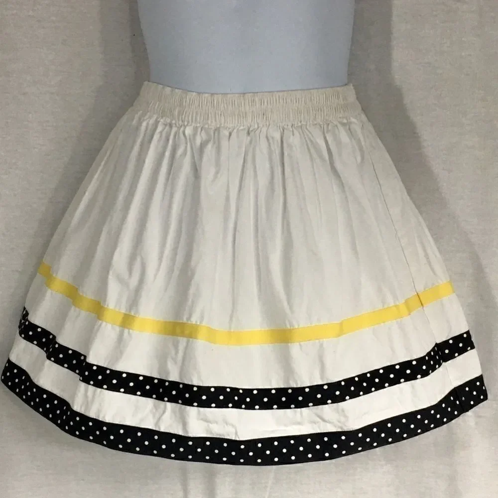 Gymboree size 5 white yellow blue trim elastic